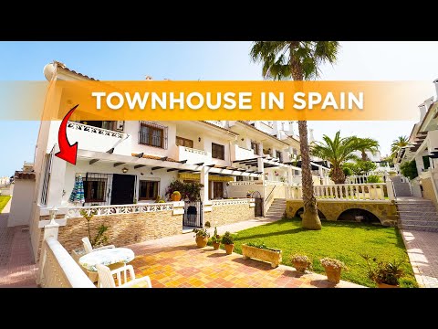 A Tour of a Cosy Townhouse by the Sea!