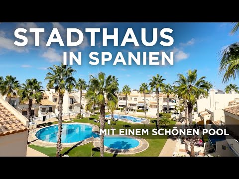 Stadthaus mit privater Sonnenterrasse und Gemeinschaftspool in La Zenia in Torrevieja in Spanien